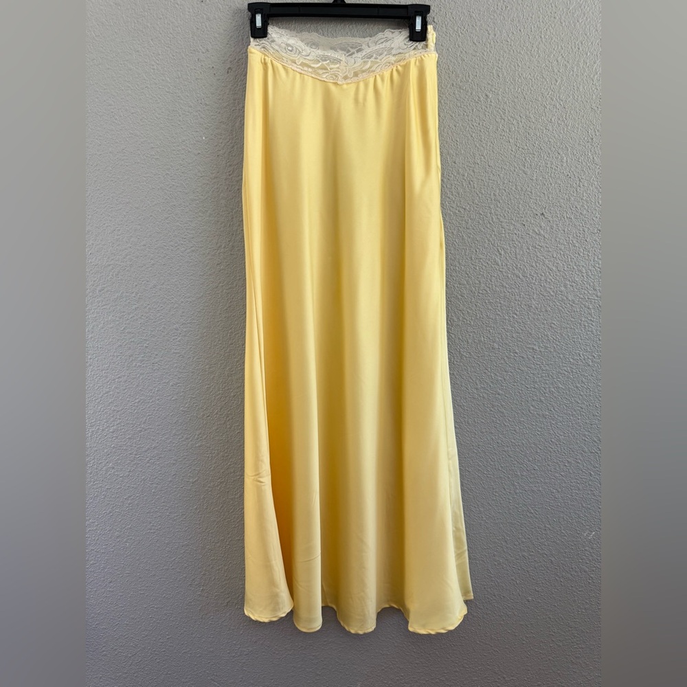 NWT Mika & Gala‎ Satin Lace Trim Skirt Size XS